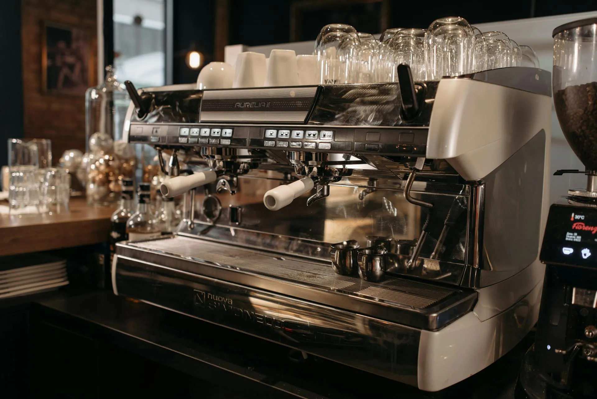 Máquina de café automática profesional sirviendo un espresso para una empresa en Lima