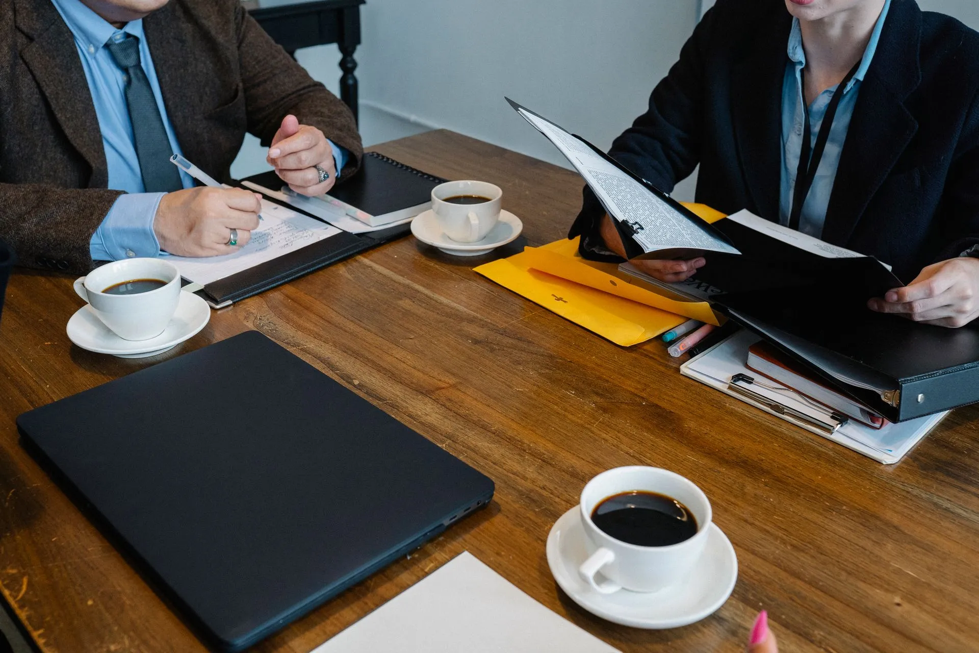 Reunión de equipo con café recién preparado en una oficina para empresas en Lima